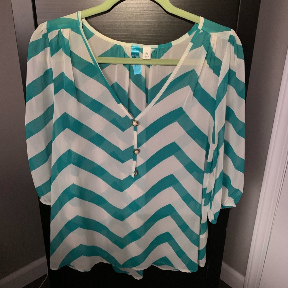COPY - Women’s sheet chevron stripe top.